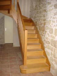 Escalier bois dans ancienne batisse